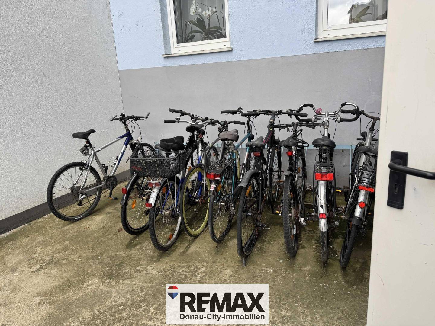 Fahrradabstellplatz im Freien an der Gebäudewand für Bewohner des Anwesens.