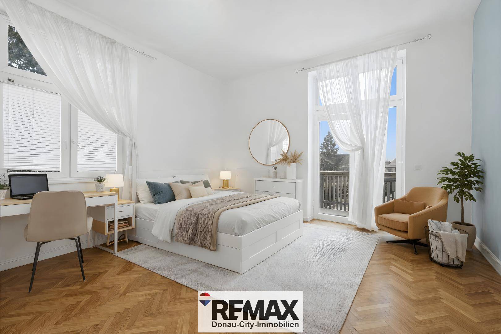 Geräumiges Schlafzimmer mit Doppelbett, Schreibtisch und Zugang zum Balkon.