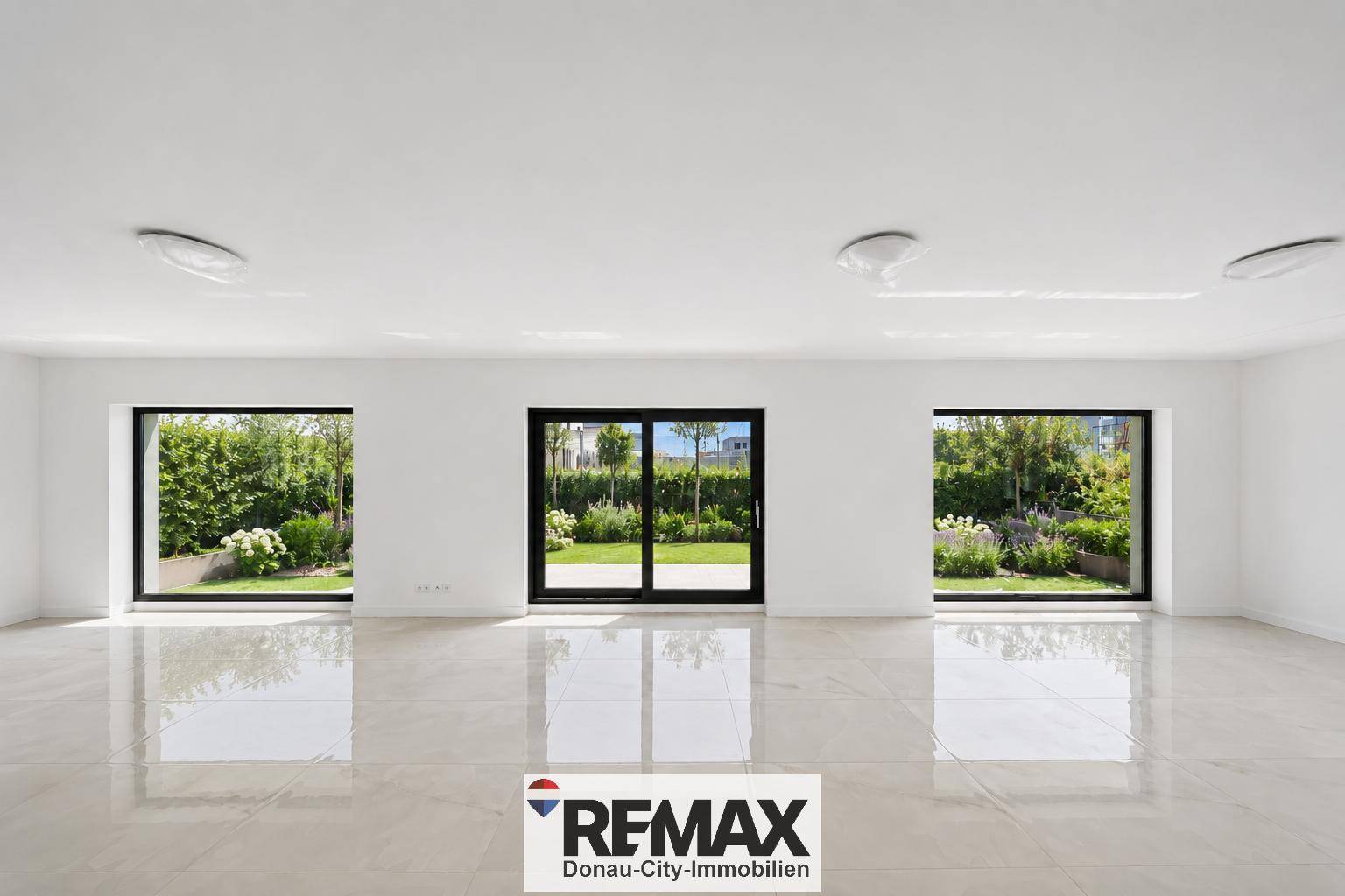 Großer, heller Raum mit Schiebetüren zum Garten und Blick auf den Pool, ideal für offenes Wohnen.