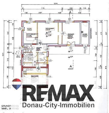 Grundriss des Erdgeschosses mit Wohnküche, Zimmer und Bad, inklusive Maßen und Aufteilung.