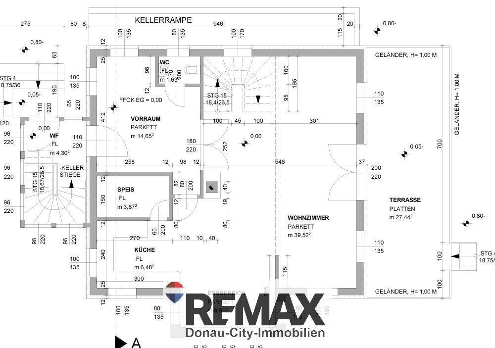 Grundriss des Erdgeschosses mit Wohnzimmer, Küche, Essbereich, Speisekammer und Terrassenzugang.