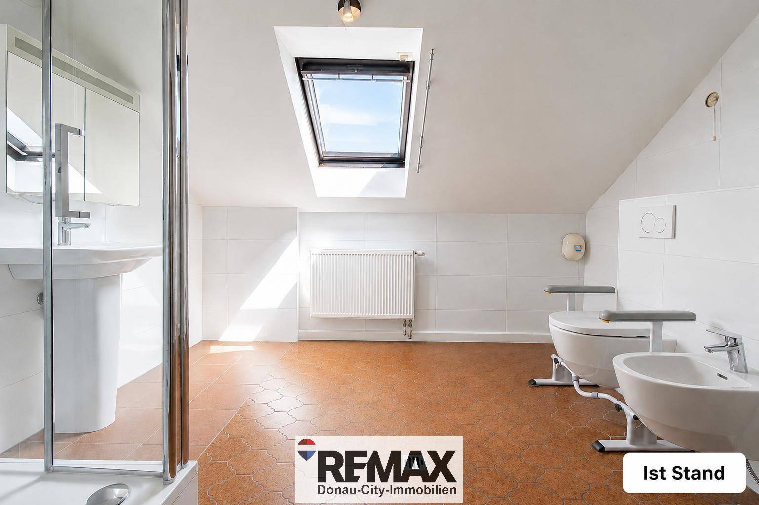 Geräumiges Badezimmer im Dachgeschoss mit Dusche, Bidet und Dachfenster, unmöbliert.
