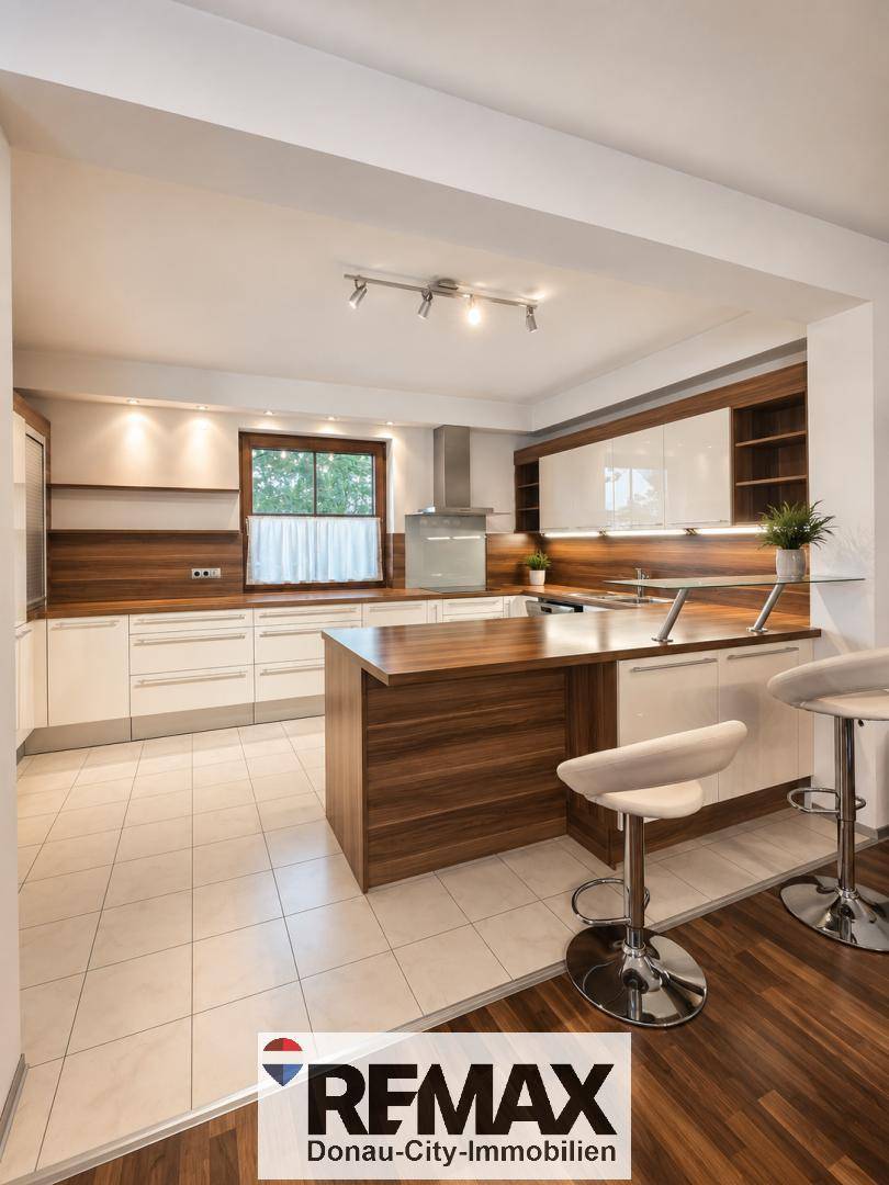 Moderne Küche mit Holz- und weißen Fronten, Kücheninsel und integrierter Bar.