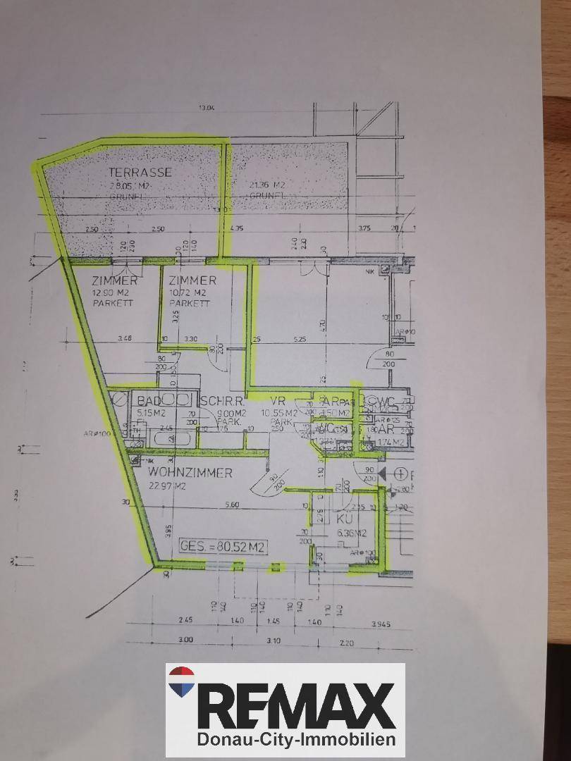 Detaillierter Grundrissplan mit hervorgehobenen Wohnbereichen und einer großen Terrasse.