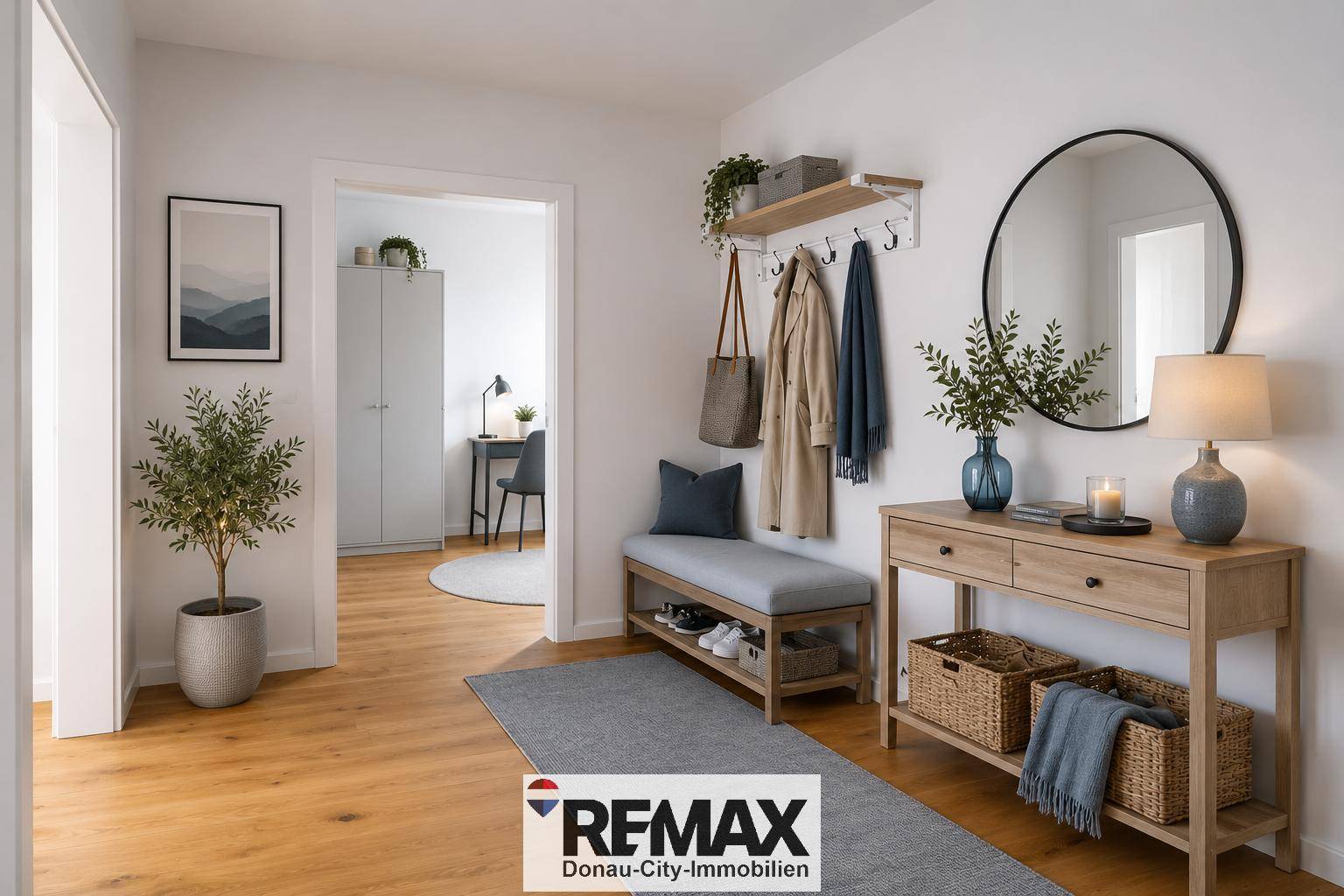 Freundlicher Eingangsbereich mit Garderobe, Spiegel und Holzboden.