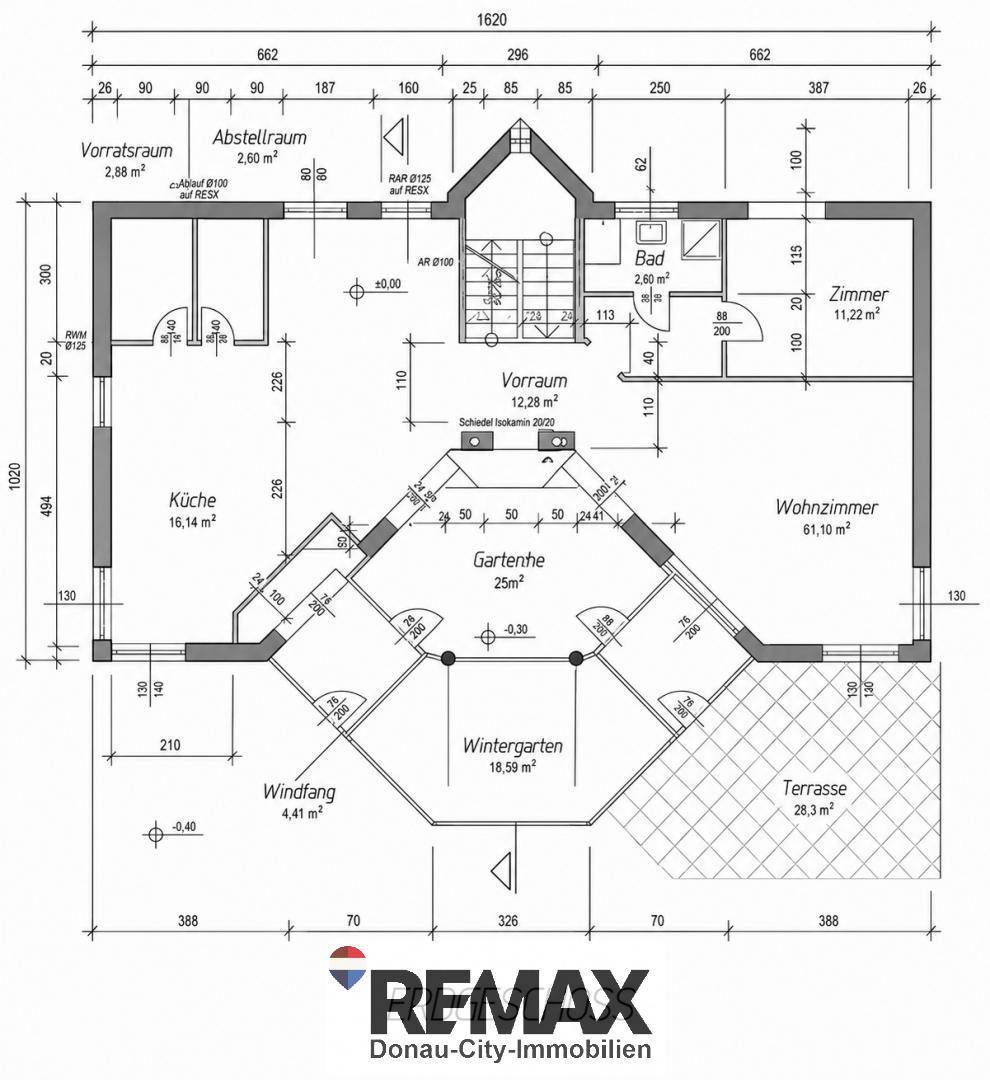 Grundriss des Erdgeschosses mit Küche, Wohnzimmer, Wintergarten und Terrasse.