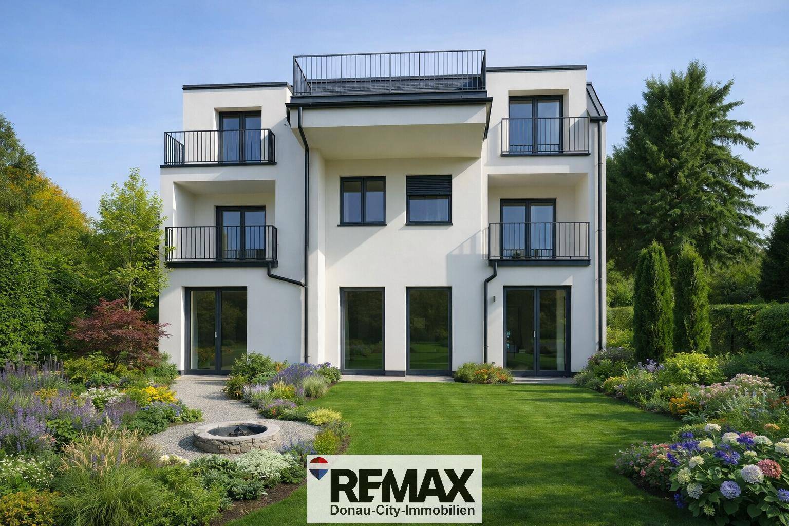Moderne Wohnanlage mit gepflegtem Gartenbereich, Rasenfläche und dekorativem Brunnen.