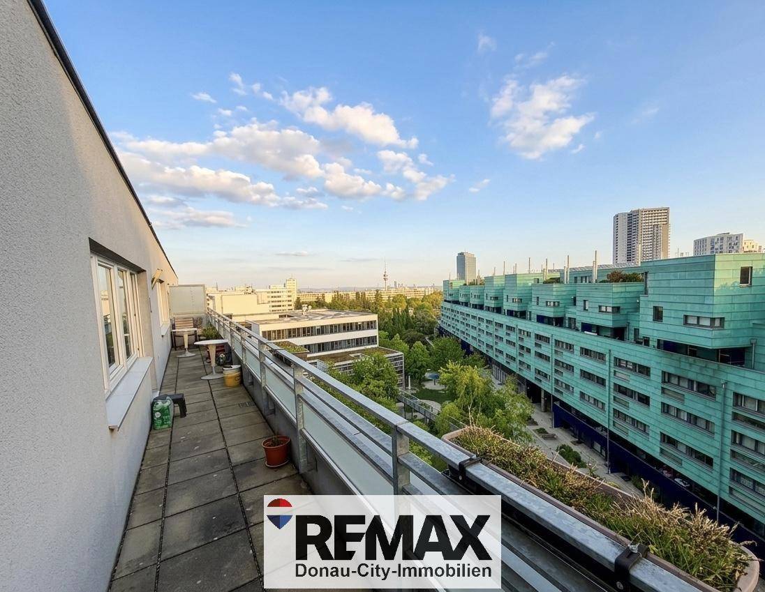 Lange Terrasse mit Stadtblick und viel Platz für Outdoor-Möbel.