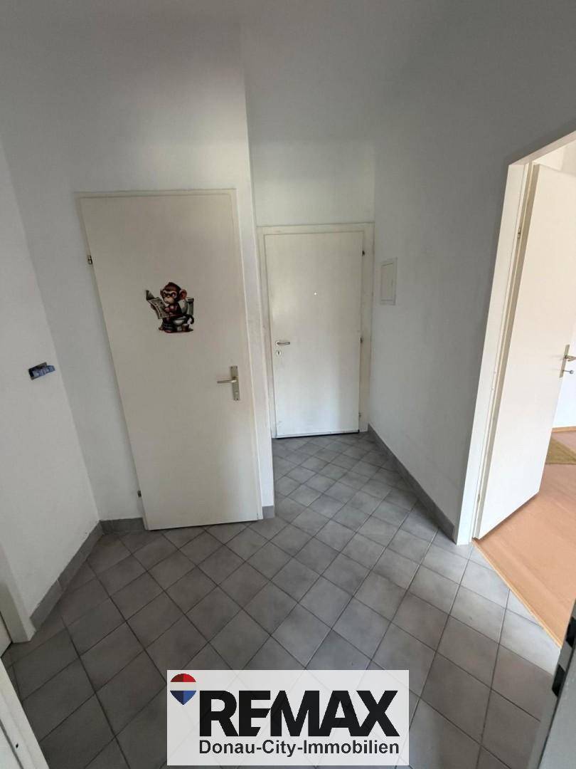 Gefliester Flur mit mehreren Türen, bietet Zugang zu den verschiedenen Räumen der Wohnung.
