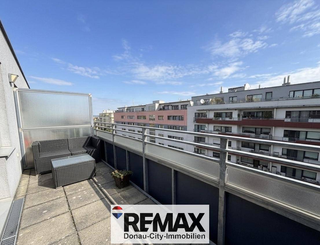 Geräumige Terrasse mit Lounge-Möbeln und weitem Blick über die Stadt.