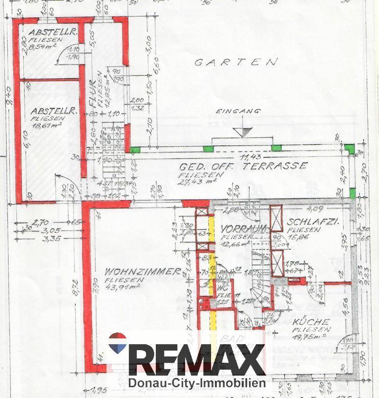 Grundriss des Erdgeschosses mit Wohnzimmer, Küche, Schlafzimmer und überdachter Terrasse zum Garten.