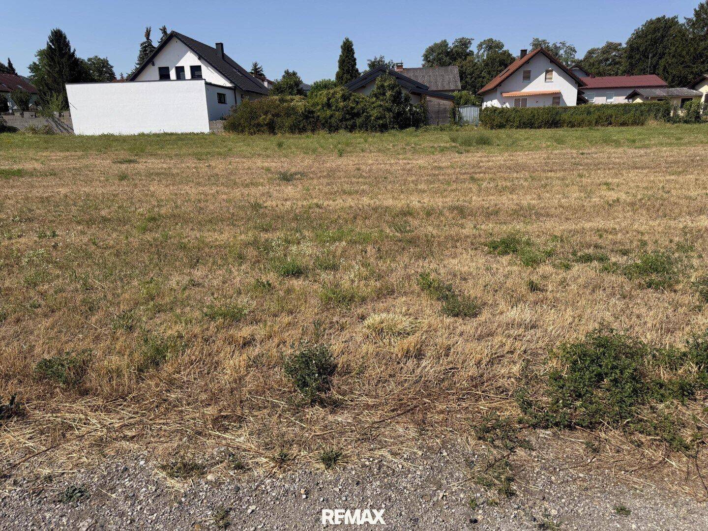 Weitläufiges unbebautes Grundstück in sonniger Lage mit Blick auf die umliegende Wohnbebauung.