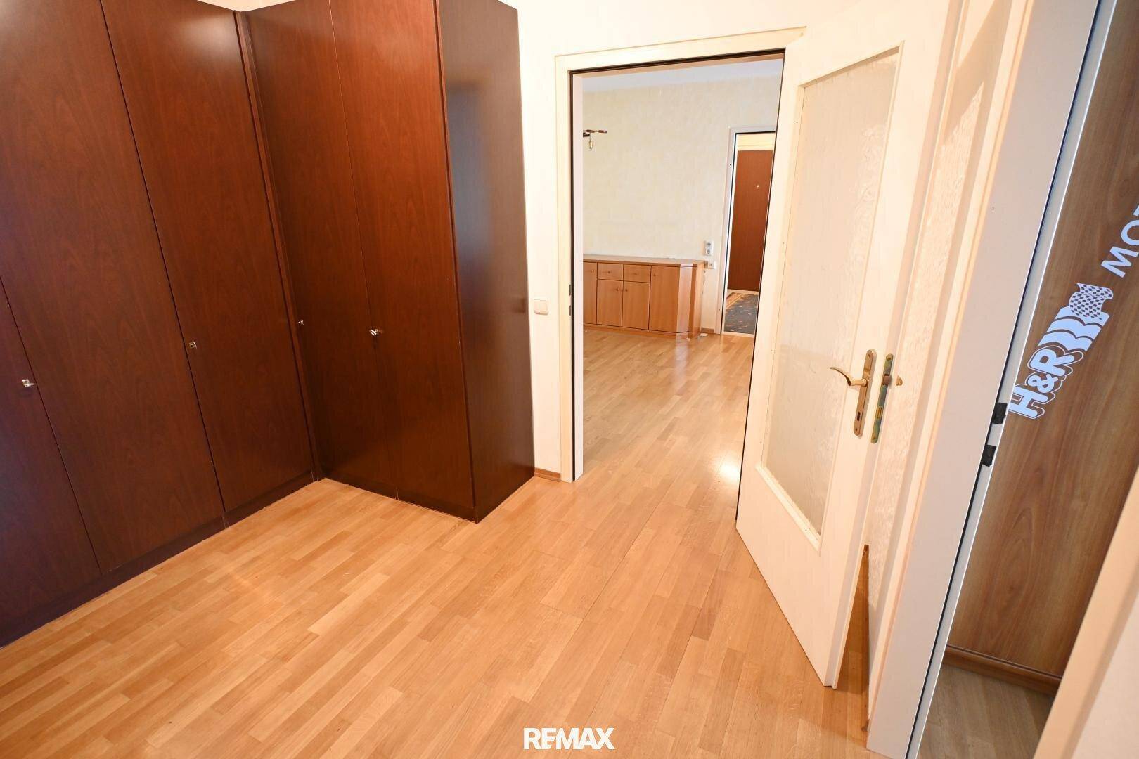 Zimmer mit großen Holzschränken und Parkettboden, ideal als Ankleidezimmer oder Stauraum.