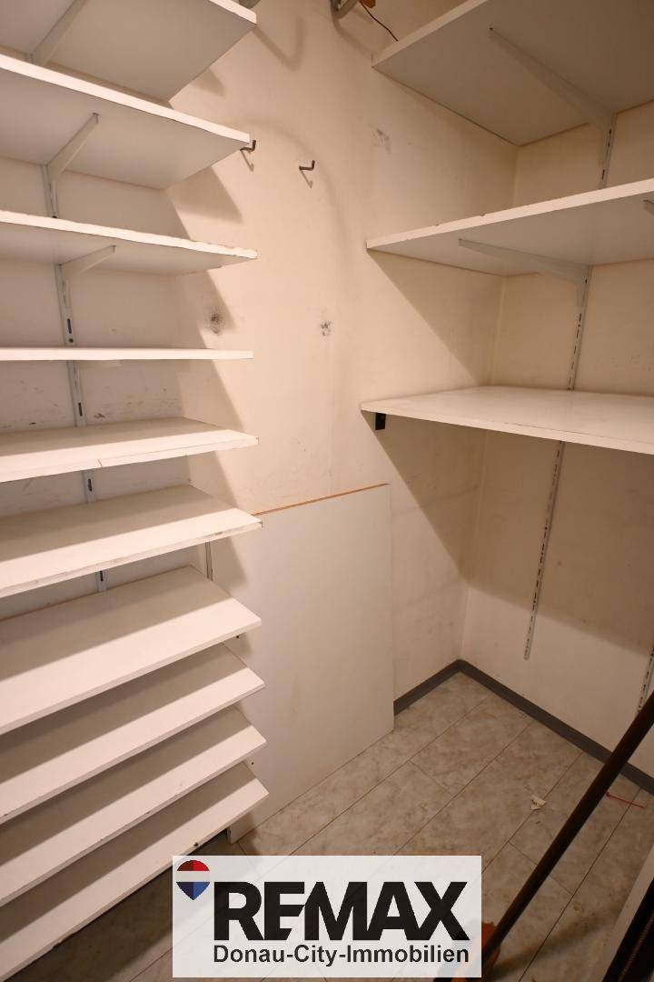 Geräumiger Abstellraum mit Regalsystemen, ideal zur Organisation von Haushaltsgegenständen.