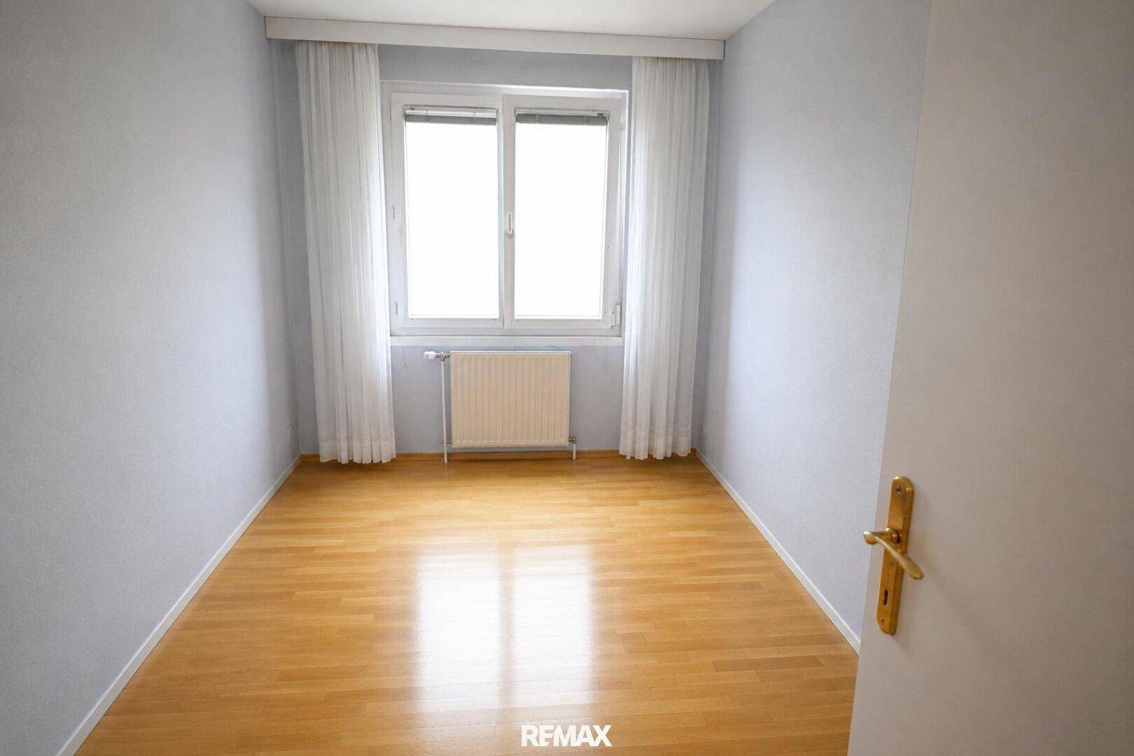 Kleines, helles Zimmer mit Parkettboden und Fenster, ideal als Kinder- oder Gästezimmer.