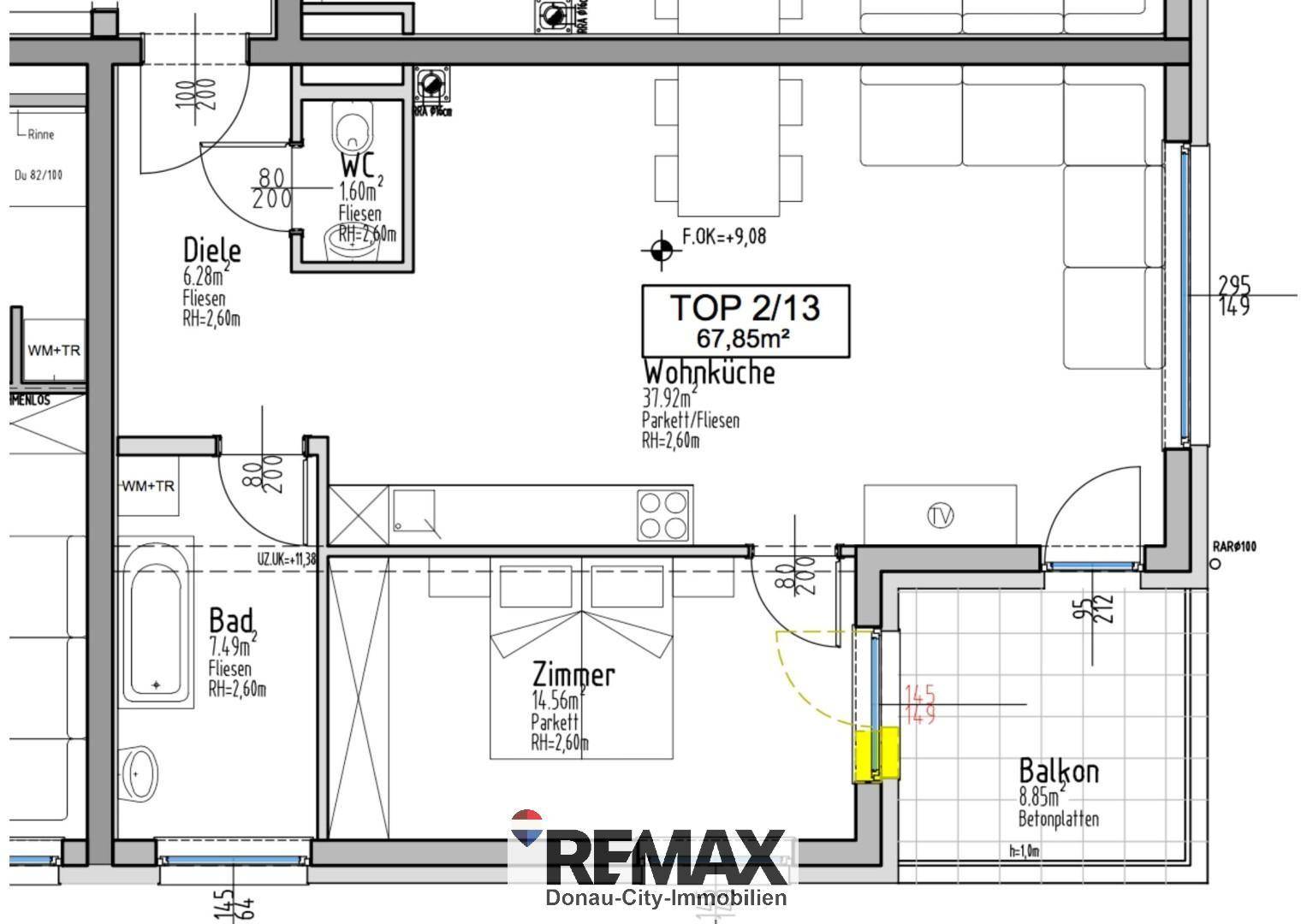 Grundriss der Wohnung TOP 2/13 mit offener Wohnküche, Schlafzimmer, Bad und Balkon.
