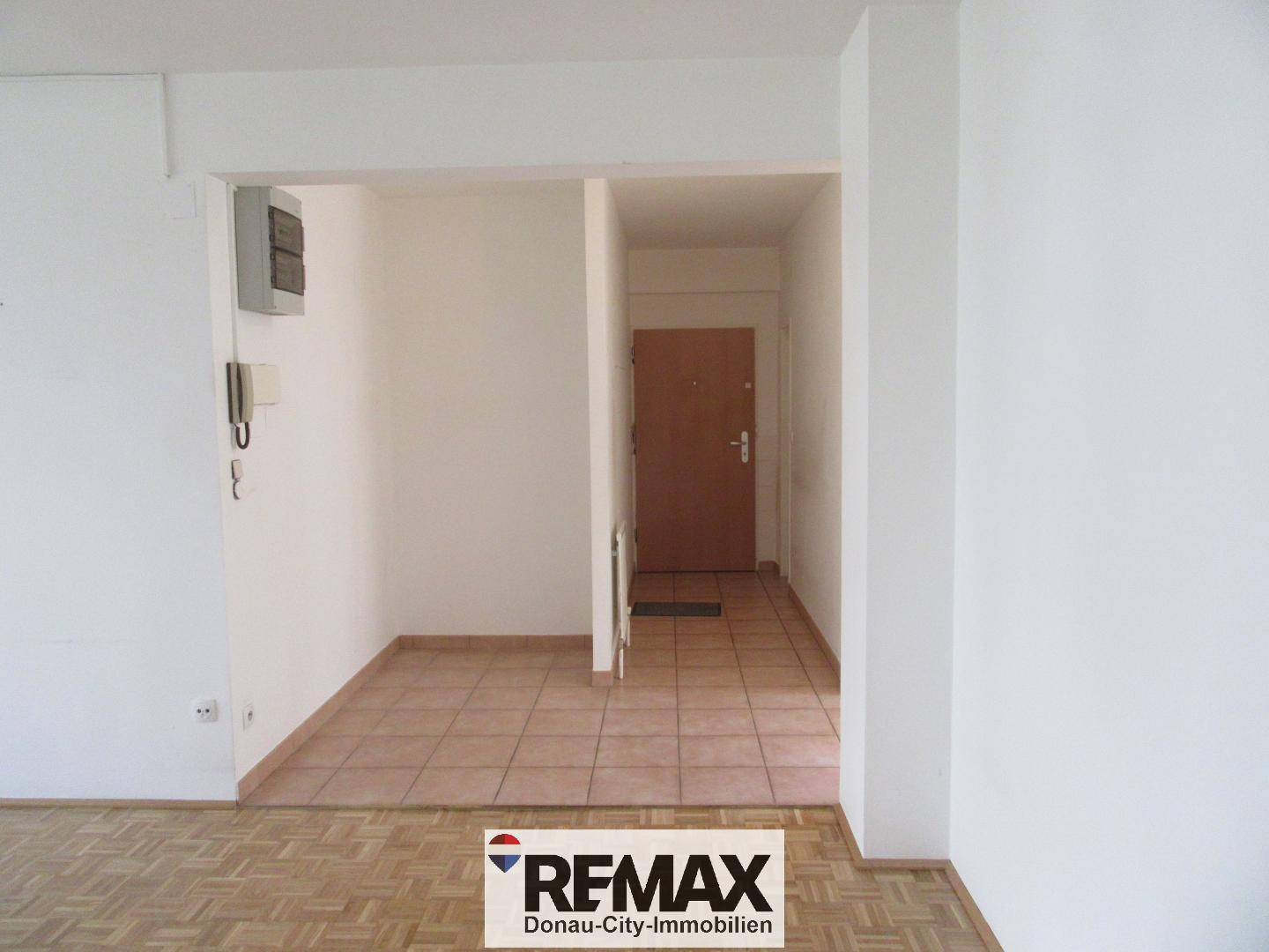 Heller Eingangsbereich mit Fliesenboden und Zugang zur Wohnungstür.