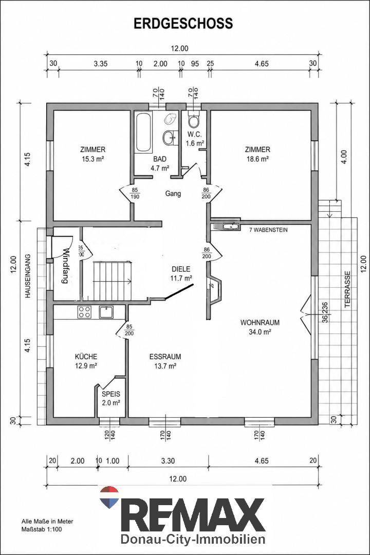 Grundriss des Erdgeschosses mit Wohnzimmer, Esszimmer, Küche und Terrasse.