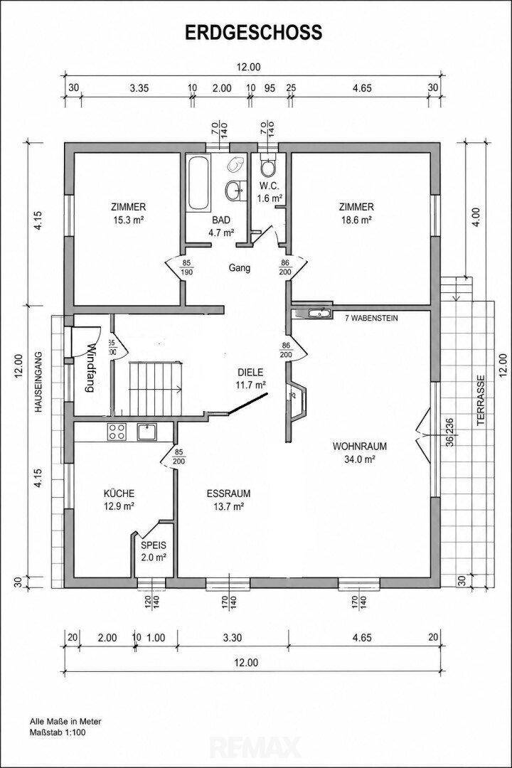 Grundriss des Erdgeschosses mit Wohnraum, Essraum, Küche und Terrasse.