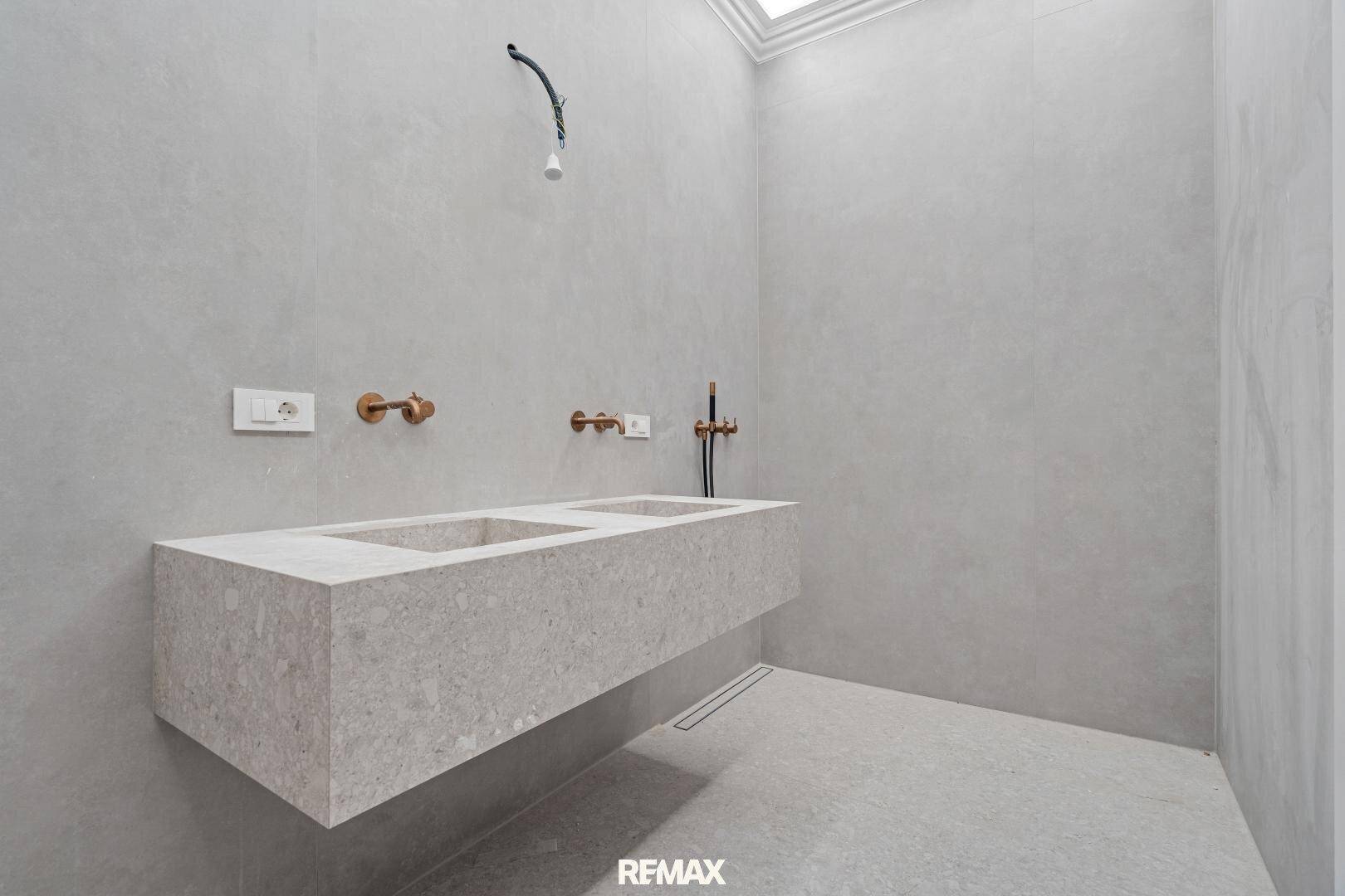 Elegantes Badezimmer mit schwebendem Doppelwaschbecken und modernen Armaturen.