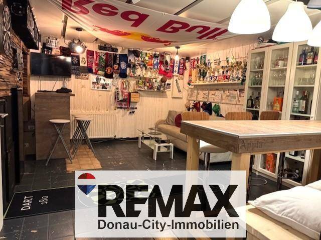 Geräumiger Kellerraum mit Bar, Vitrinen und gemütlicher Sitzecke.