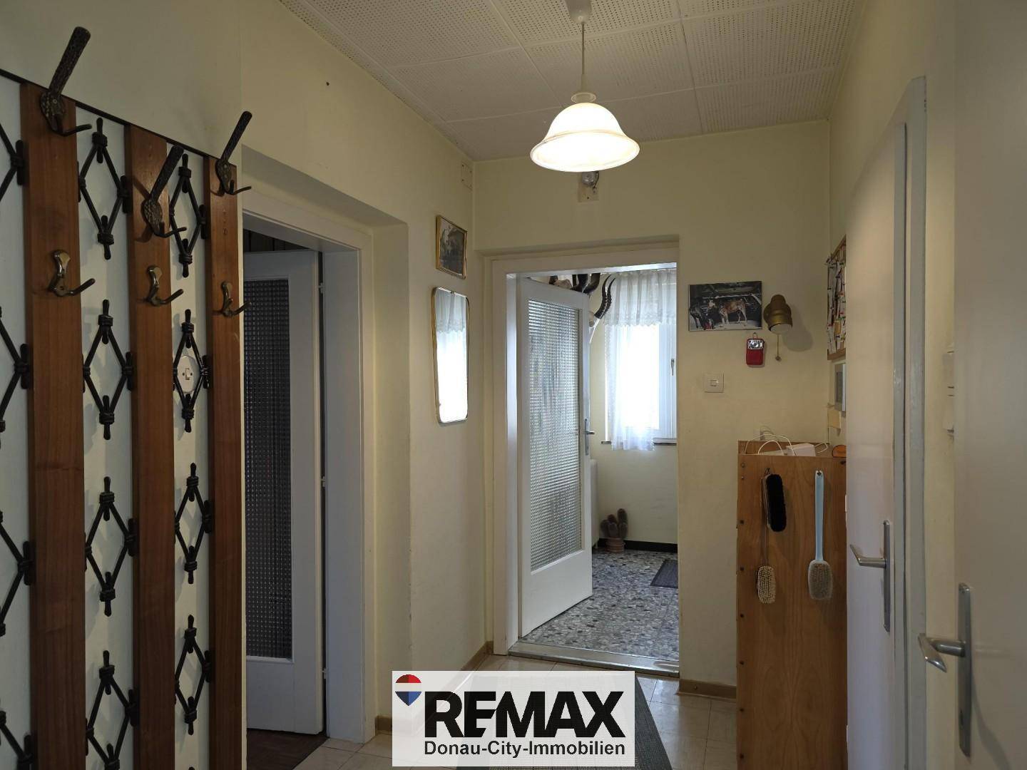 Eingangsbereich mit Garderobe und Zugang zu weiteren Räumen.