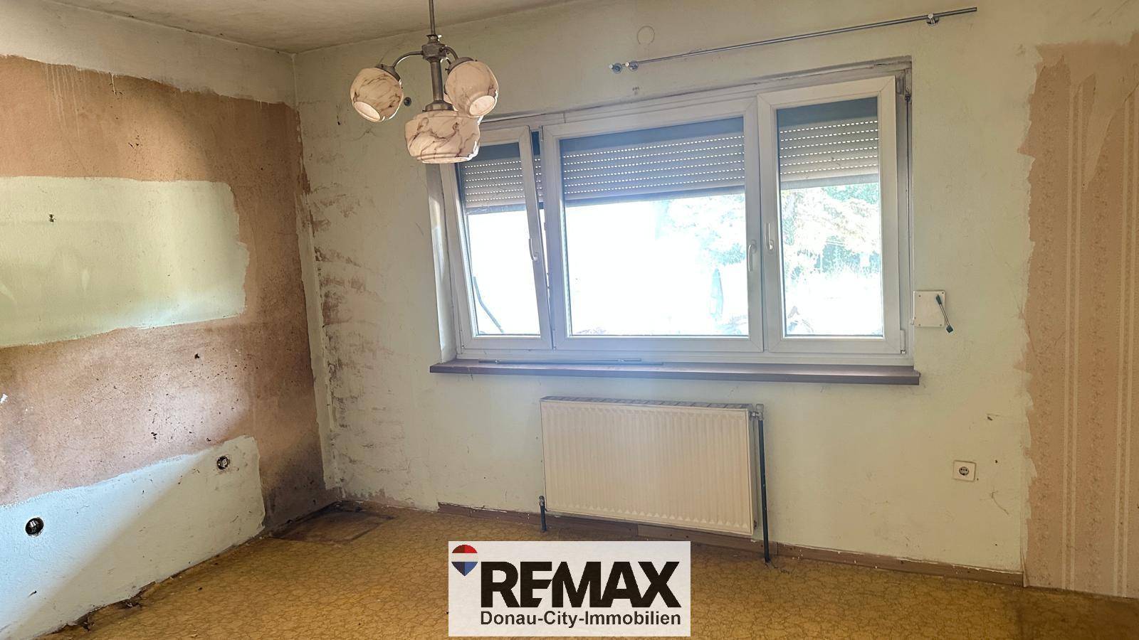 Unmöblierter Raum mit Fenster und Heizkörper, ideal für eine individuelle Gestaltung.