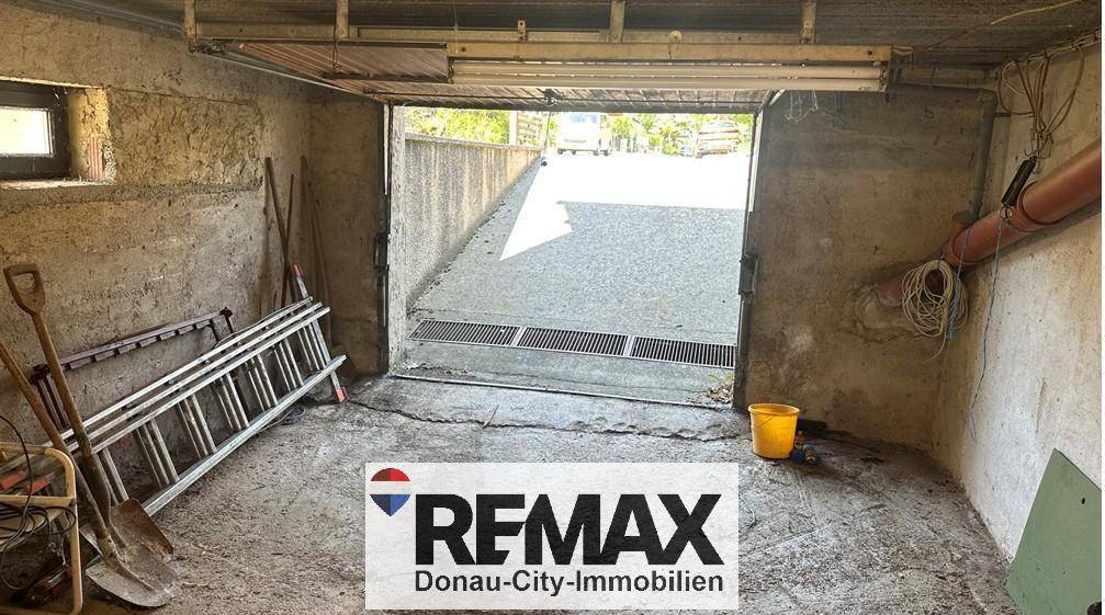 Geräumige Garage mit Betonboden und direktem Zugang zur Einfahrt.
