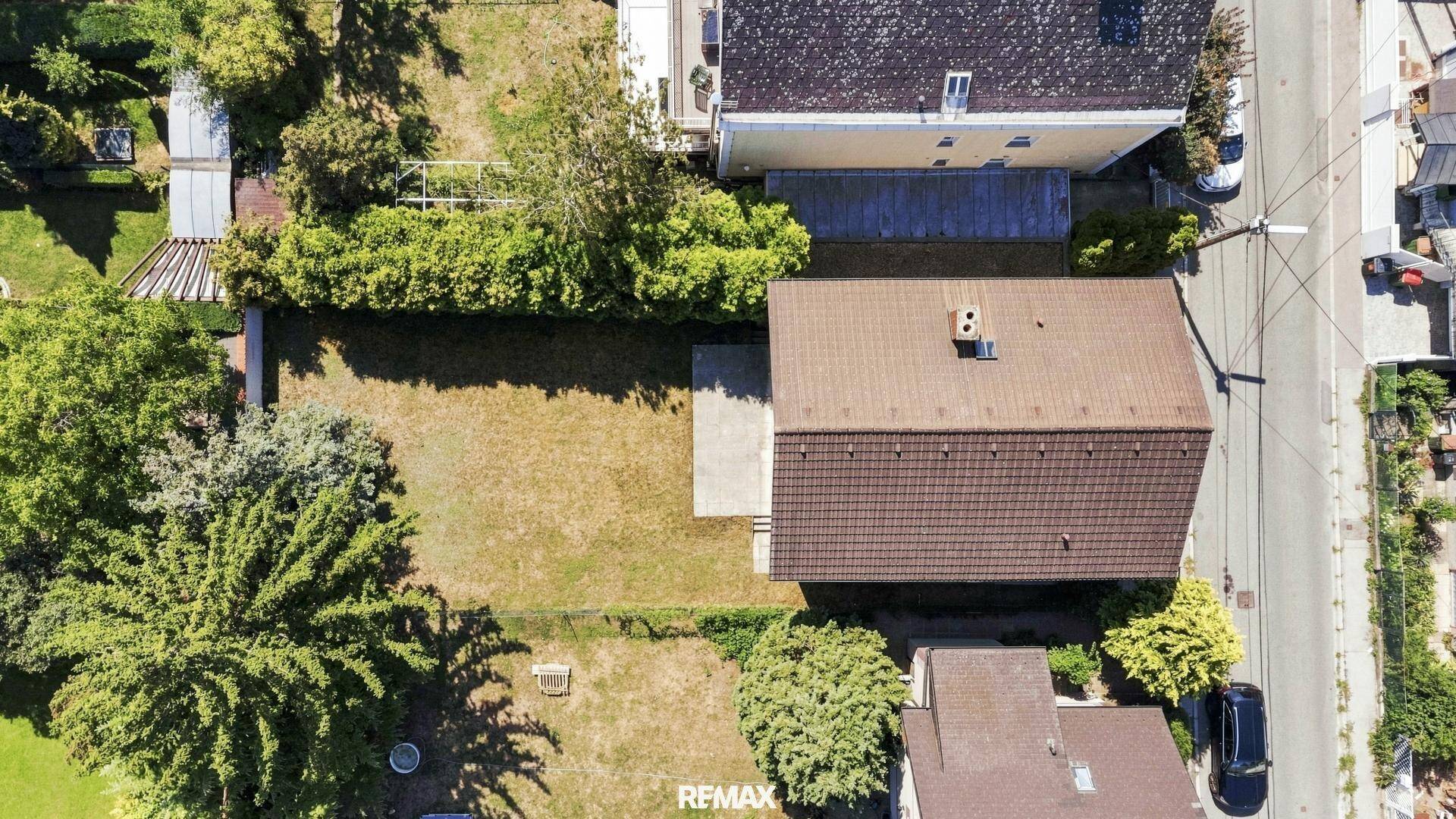 Draufsicht des Hauses mit Garten, Terrasse und den angrenzenden Grundstücken.