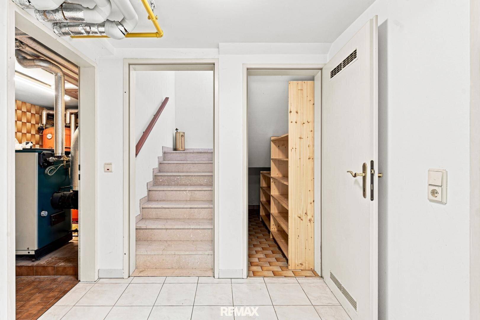 Kellerbereich mit Zugang zur Heizungsanlage und Treppe in die oberen Etagen.