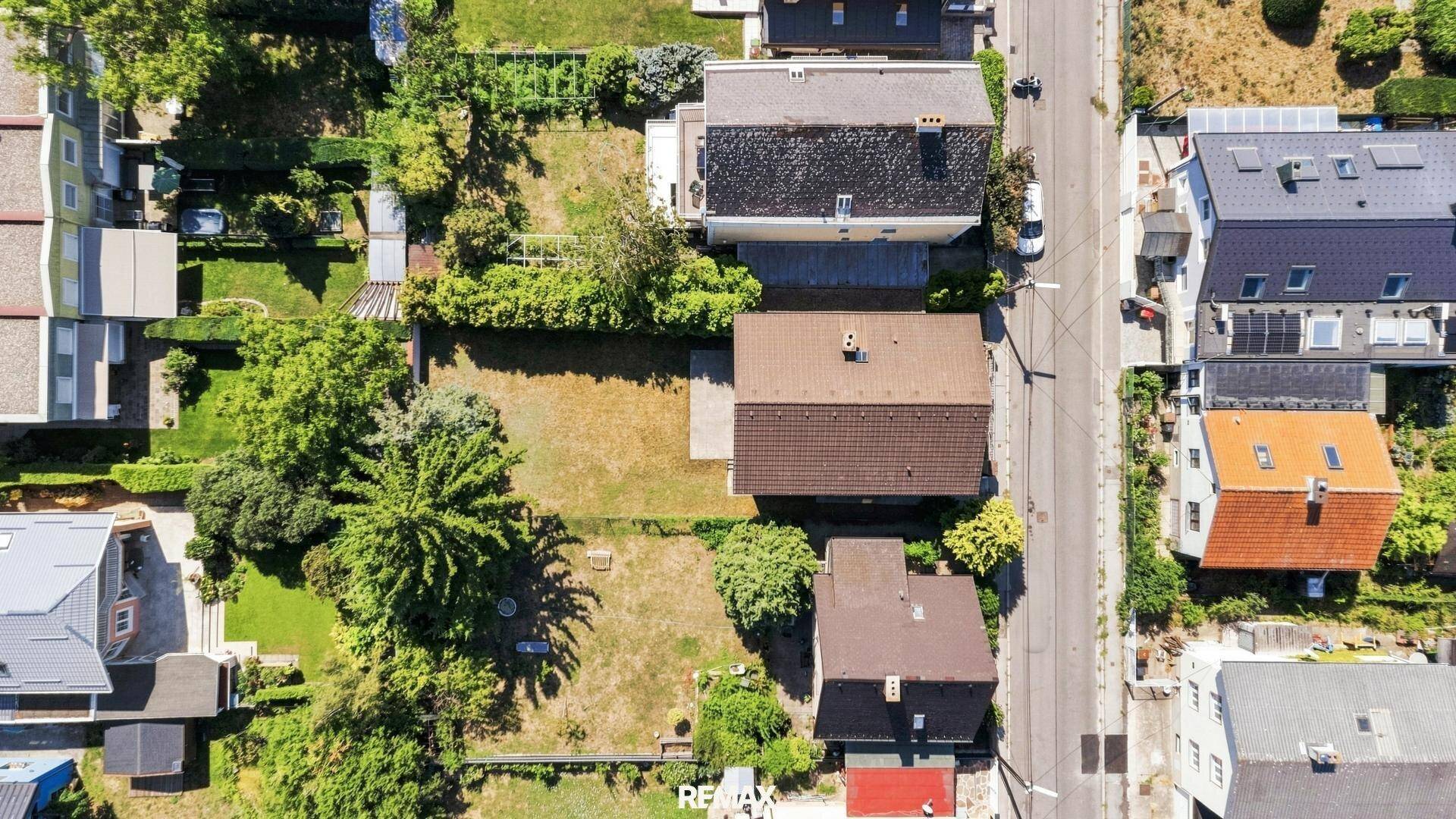 Weitläufige Luftaufnahme des Hauses, des Gartens und der gesamten Wohngegend.