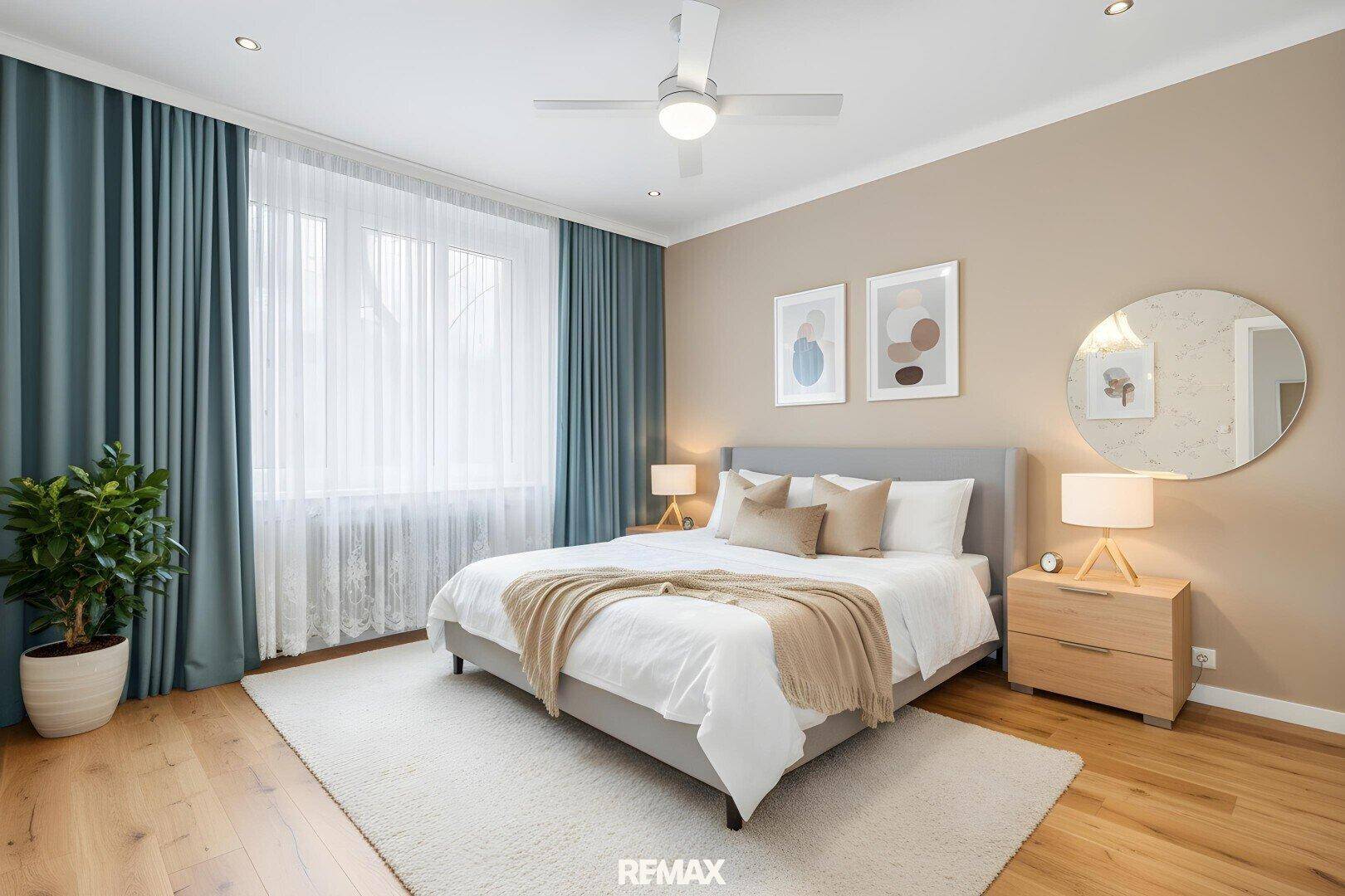 Helles Schlafzimmer mit modernem Bett, Holzfußboden und blauen Vorhängen, sehr gepflegt.