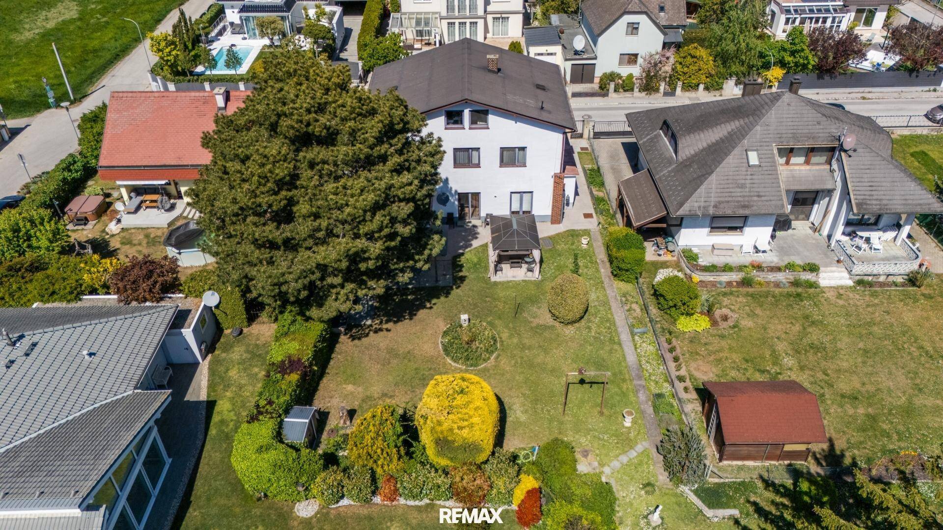 Luftaufnahme des Hauses mit großem Garten, umgeben von weiteren Wohnhäusern.