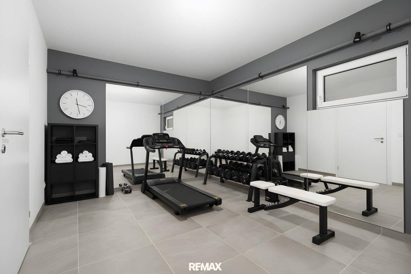Moderner Fitnessraum mit Spiegelwänden, Laufband und Hanteln für das Training zu Hause.