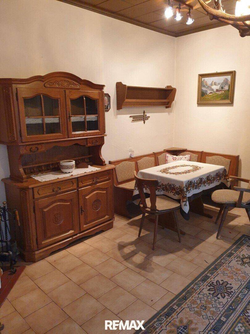 Gemütliche Essecke im Landhausstil mit Eckbank, Holztisch und traditionellen Möbeln.