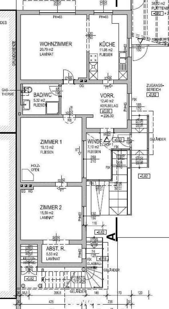 Grundriss des Erdgeschosses mit Wohnzimmer, Küche, Bad, zwei Zimmern und einem Holzofen.