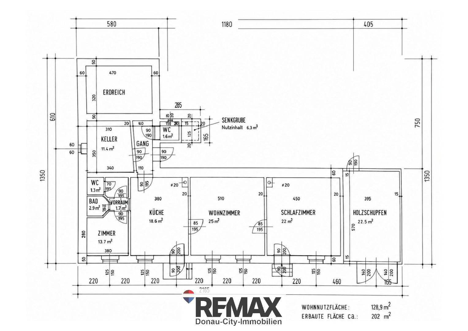 Detaillierter Grundriss des Erdgeschosses mit Wohnzimmer, Küche und mehreren Zimmern.