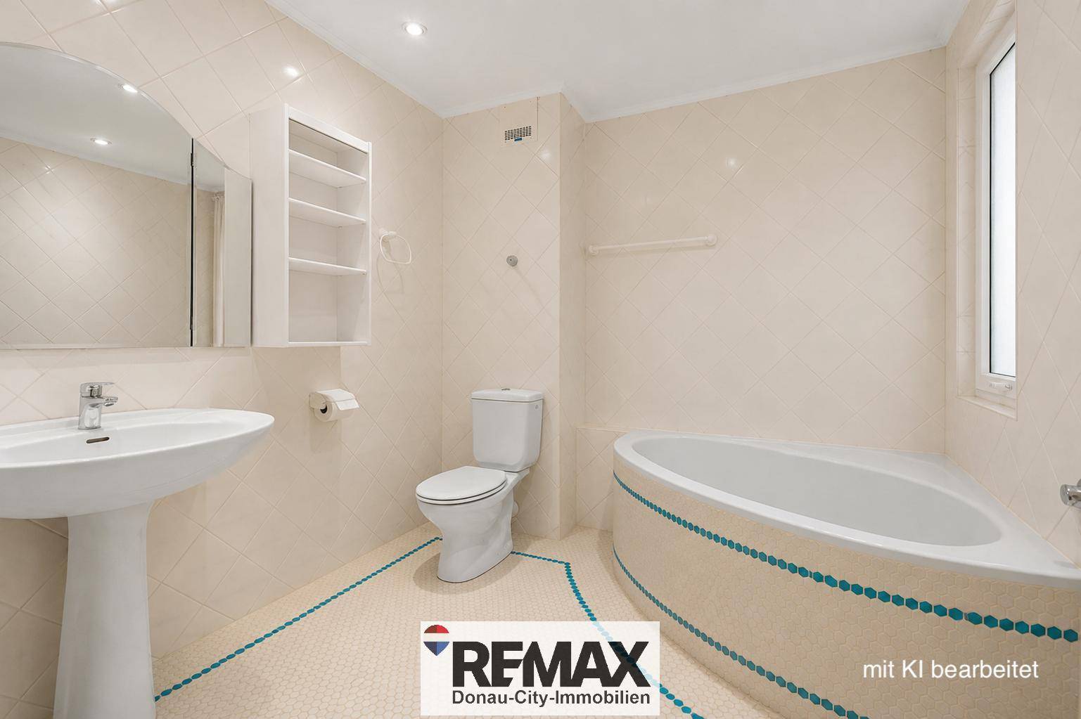Helles Badezimmer mit Standwaschbecken, Toilette und eingebauter Badewanne mit Fenster.