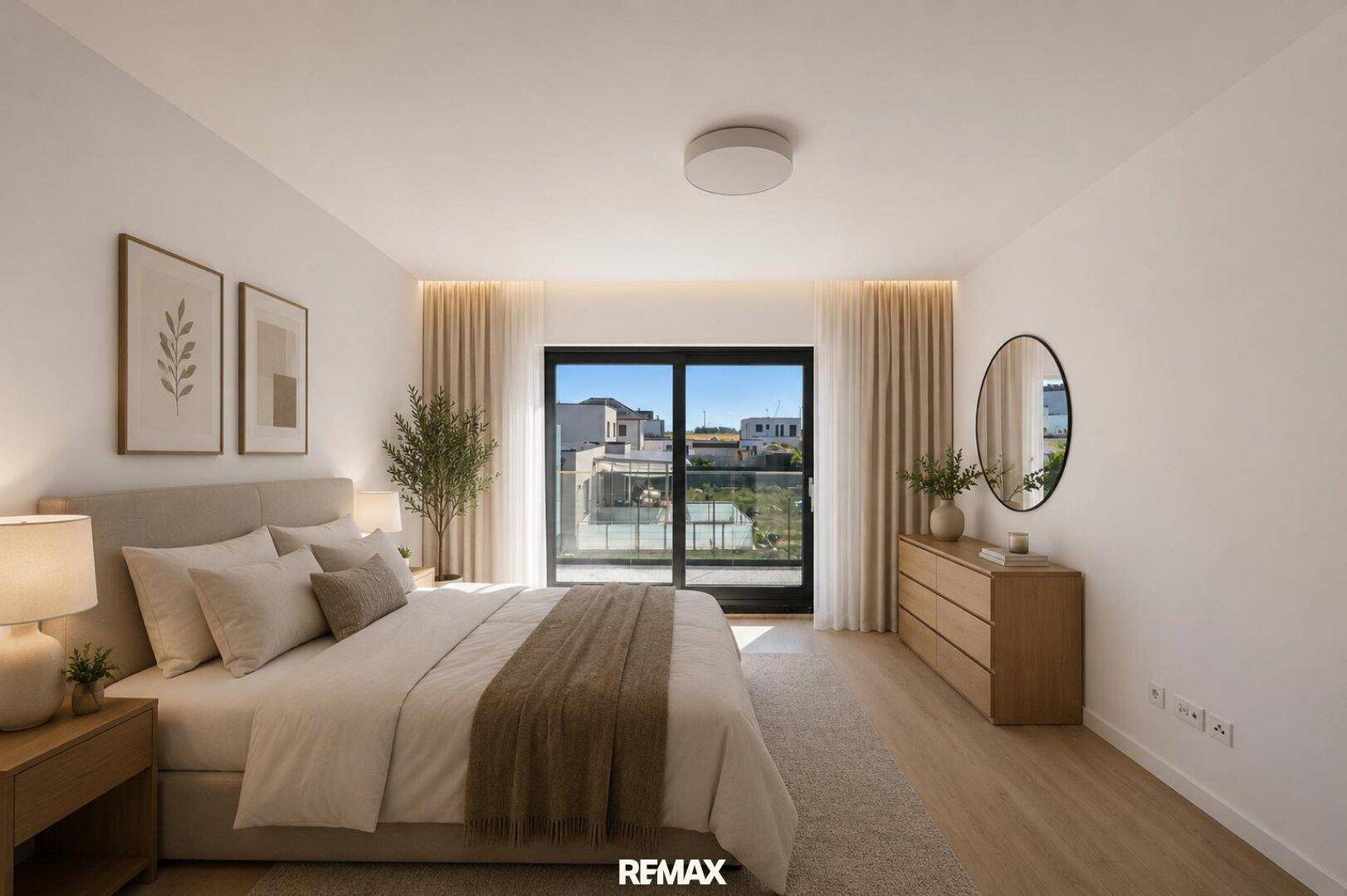 Gemütliches Schlafzimmer mit Holzboden, modernem Bett und Zugang zu einem Balkon.