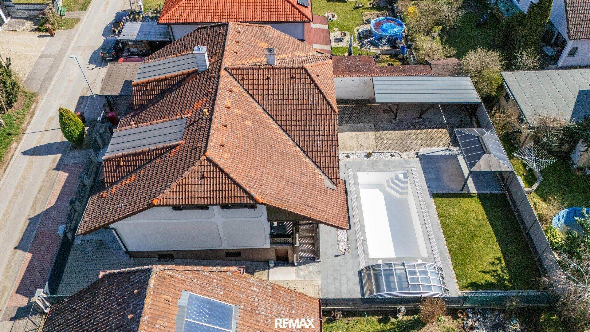 Weitläufige Luftaufnahme des Anwesens mit Pool, Garten und umliegender Nachbarschaft.