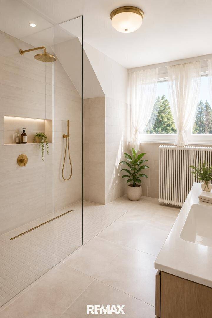 Modernes Badezimmer mit begehbarer Dusche, goldenen Armaturen und Fenster mit Waldblick.