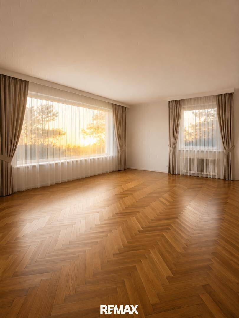 Geräumiges Wohnzimmer mit Fischgrätparkett und großen Fenstern, die viel Sonnenlicht hereinlassen.