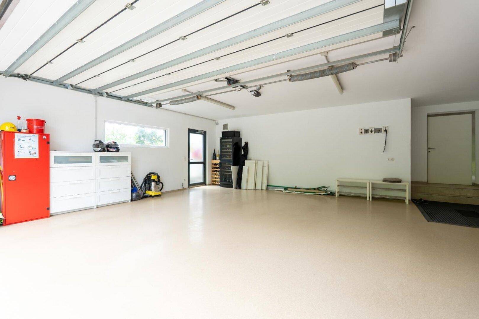Helle und geräumige Garage mit viel Stauraum und direktem Zugang.