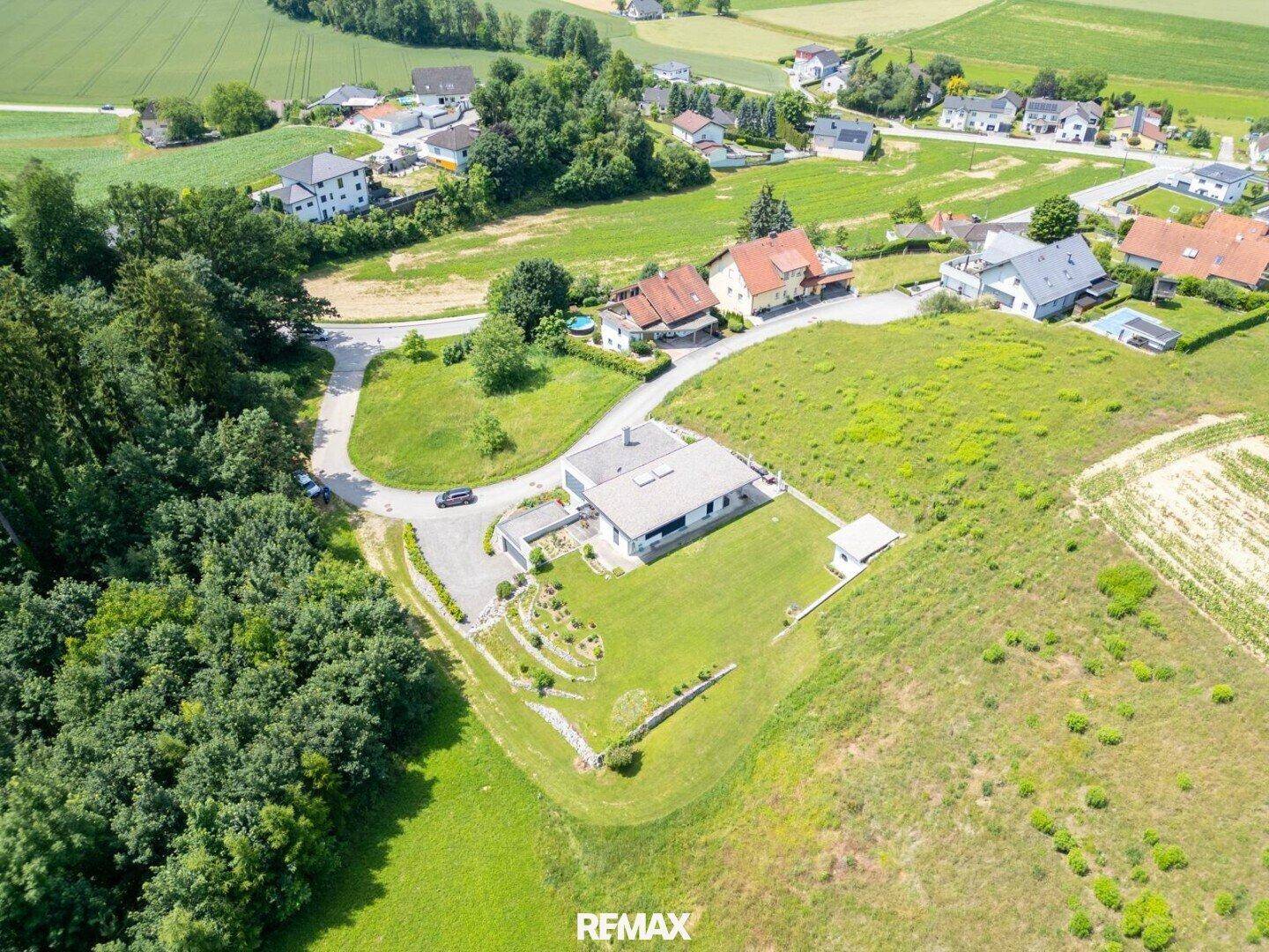 Luftaufnahme des modernen Hauses in ländlicher Umgebung mit Weitblick.