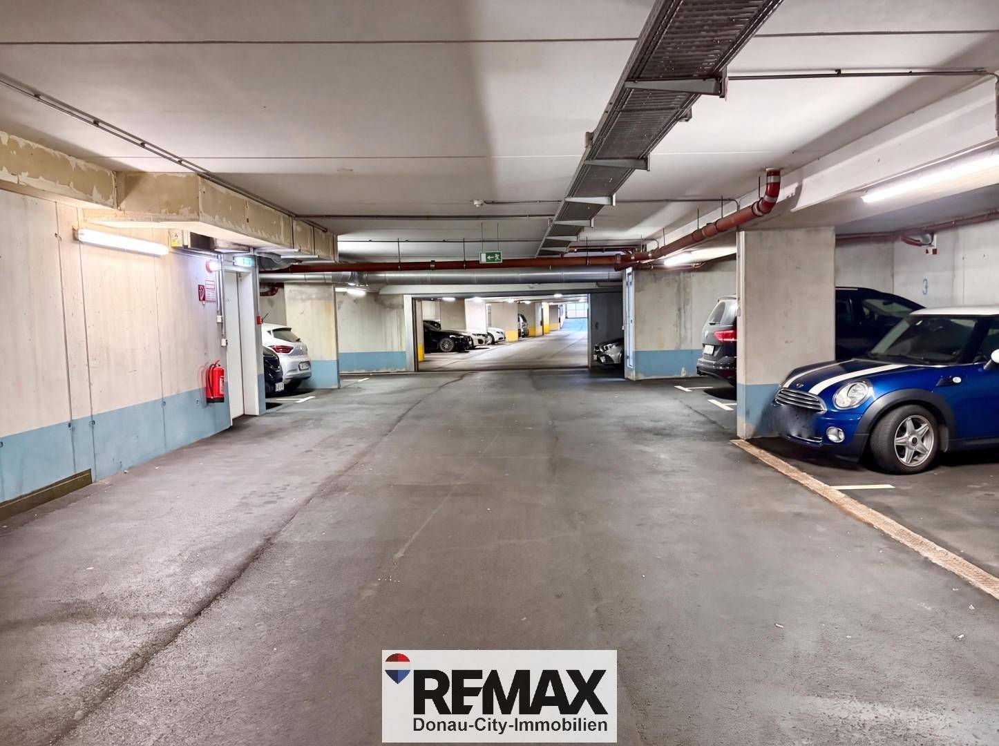Tiefgarage mit mehreren Stellplätzen und guter Beleuchtung.