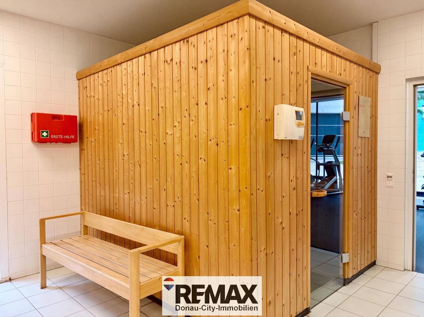 Holzsauna mit Sitzbank und Erste-Hilfe-Kasten, Teil des Wellnessbereichs.