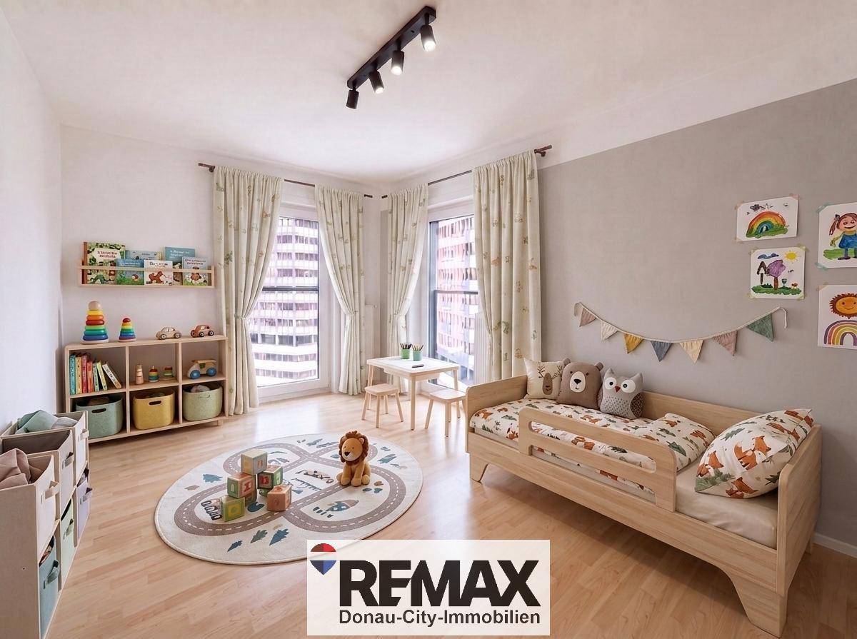 Freundliches Kinderzimmer mit Holzbett, Spielteppich und bunten Dekorationen.