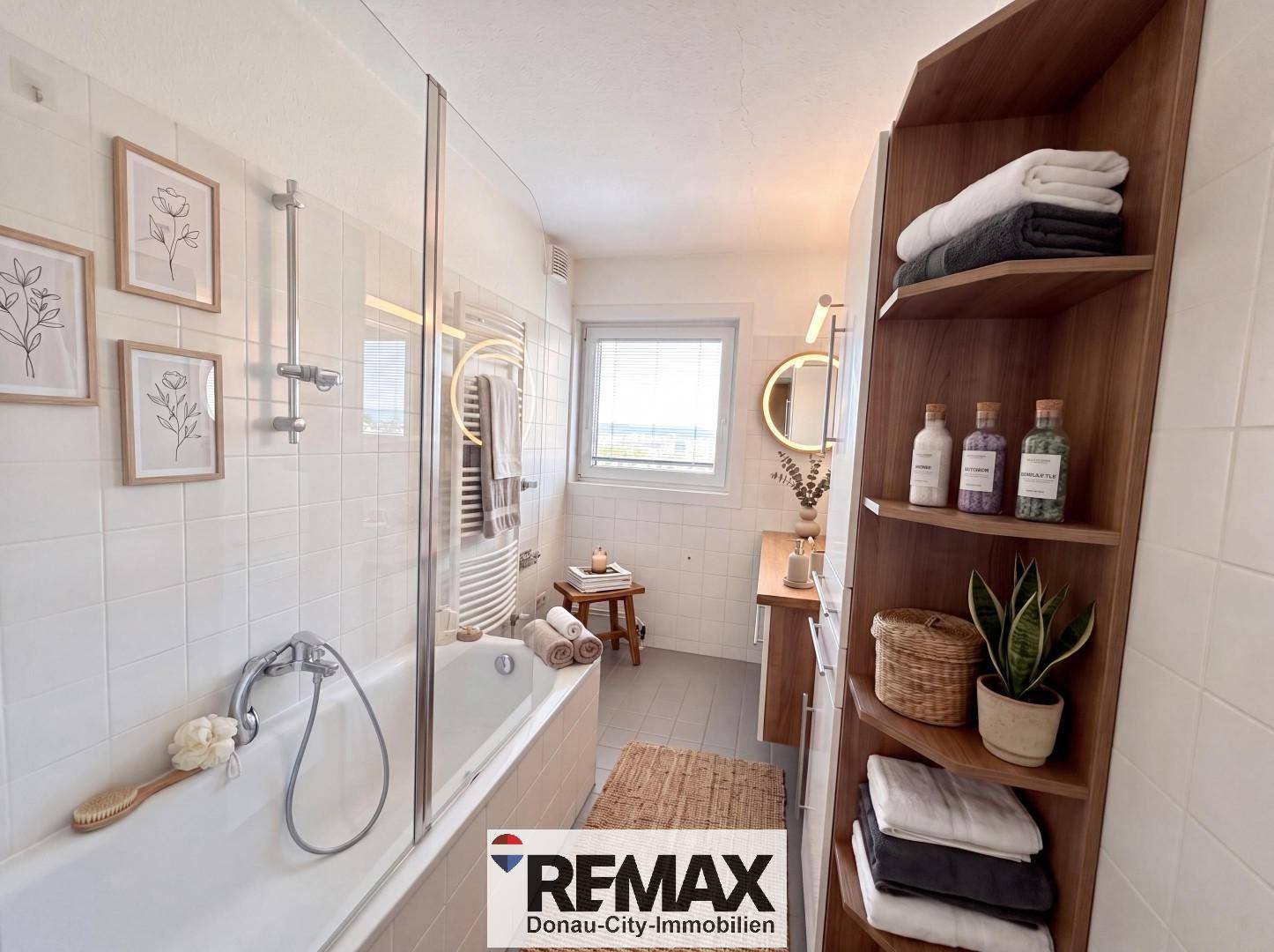 Helles Badezimmer mit Badewanne, Fenster und praktischen Ablagemöglichkeiten.