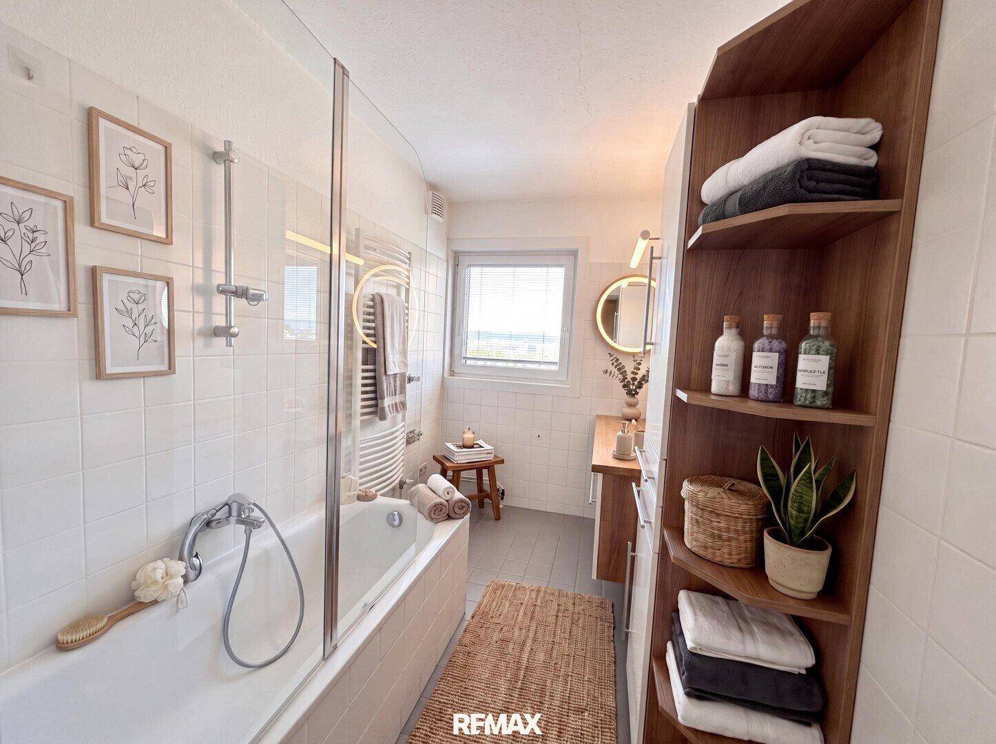 Helles Badezimmer mit Badewanne, Fenster und Holzregal für Handtücher und Pflegeprodukte.