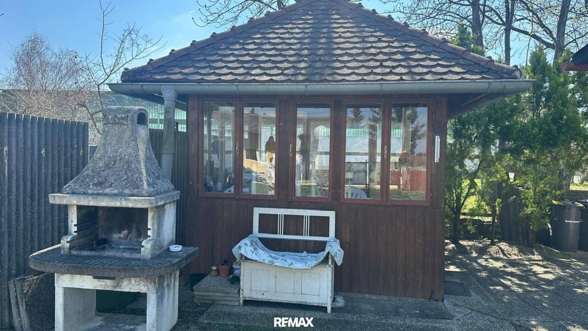 Gemütlicher Gartenbereich mit einem Pavillon und einem gemauerten Grillplatz.
